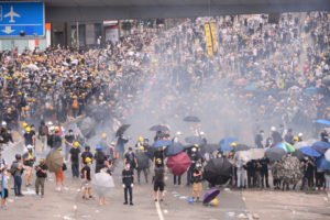 Policja ponad 10 razy wystrzeliła gaz łzawiący w stronę protestujących w pobliżu Rady Legislacyjnej w Hongkongu, 12.06.2019 r. (Song Bilong / The Epoch Times)