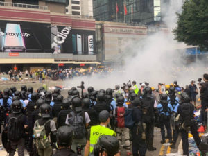 Policja wystrzeliła gaz łzawiący w stronę protestujących przy Admiralty Center w Hongkongu, 12.06.2019 r. (Li Yi / The Epoch Times)