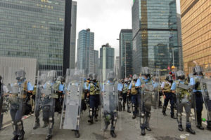 Policja ponad 10 razy wystrzeliła gaz łzawiący w stronę protestujących w pobliżu Rady Legislacyjnej w Hongkongu, 12.06.2019 r. (Song Bilong / The Epoch Times)