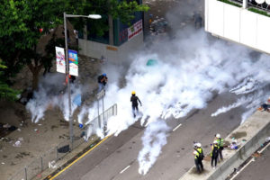 Policja wystrzeliła gaz łzawiący na Tim Mei Avenue w Hongkongu, 12.06.2019 r. (Li Yi / The Epoch Times)