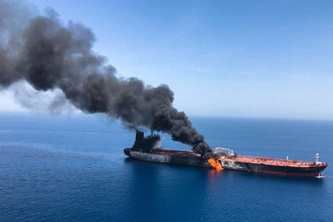 Tankowiec Front Altair płonie w Zatoce Omańskiej, 13.06.2019 r. (STRINGER/PAP/EPA)