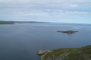  Widok na Green Island i zatokę Enard u wybrzeży Szkocji – okolice, w których zlokalizowano krater po upadku meteorytu 1,2 mld lat temu (Simon Bonney, CC BY-SA 2.0 / <a href="https://commons.wikimedia.org/w/index.php?curid=64193215">Wikimedia</a>)