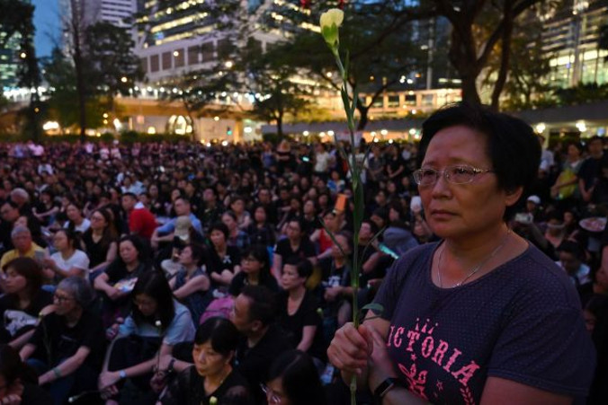 Protestujący biorą udział w „Hongkońskich Matek Wiecu przeciwko Ekstradycji” – na znak protestu wobec działań miejskich sił policyjnych podczas niedawnych demonstracji przeciwko proponowanej ustawie ekstradycyjnej, Hongkong, 14.06.2019 r. (HECTOR RETAMAL/AFP/Getty Images)