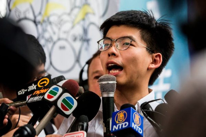 Joshua Wong, działacz na rzecz demokracji w Hongkongu, przemawia do mediów po opuszczeniu Lai Chi Kok Correctional Institute, Hongkong, 17.06.2019 r. (ISAAC LAWRENCE/AFP/Getty Images)