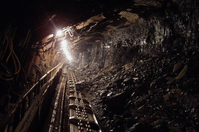 Zmarł górnik, który minionej nocy odniósł obrażenia w wypadku w kopalni Silesia w Czechowicach-Dziedzicach. Na zdjęciu ilustracyjnym tunel w kopalni węgla kamiennego w nieoznaczonej lokalizacji (<a href="https://pixabay.com/pl/users/hangela-2450118/?utm_source=link-attribution&amp;utm_medium=referral&amp;utm_campaign=image&amp;utm_content=1626368">hangela</a> / <a href="https://pixabay.com/pl/?utm_source=link-attribution&amp;utm_medium=referral&amp;utm_campaign=image&amp;utm_content=1626368">Pixabay</a>)