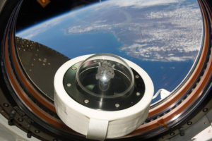 Skała księżycowa przyniesiona na Ziemię przez Apollo 11, „pływająca” na Międzynarodowej Stacji Kosmicznej. Próbka z Księżyca licząca 3,6 mld lat została przewieziona na stację na pokładzie promu kosmicznego STS-119 w kwietniu 2009 r. Została zwrócona na Ziemię przez misję wahadłowca STS-128 (NASA – International Space Station Imagery at NASA / <a href="https://commons.wikimedia.org/w/index.php?curid=20624433">domena publiczna</a>)