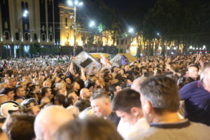 W nocy z czwartku na piątek przed gmachem parlamentu w Tbilisi doszło do gwałtownych starć demonstrantów z policją, Tbilisi, Gruzja, 20.06.2019 r. Wydane 21.06.2019 r. (STRINGER/PAP/EPA)