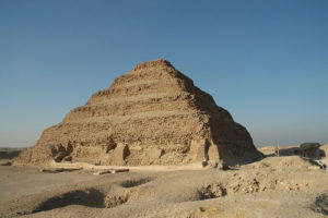 Kilkadziesiąt mumii sprzed ok. 2 tys. lat odkryli polscy archeolodzy w czasie wykopalisk w sąsiedztwie najstarszej piramidy świata na nekropolii w Sakkarze w północnym Egipcie. Na zdjęciu piramida w Sakkarze (Francesco Gasparetti z Senigallii, Włochy – Sakkara: piramida schodkowa, CC BY 2.0 / <a href="https://commons.wikimedia.org/w/index.php?curid=10459466">Wikimedia</a>)