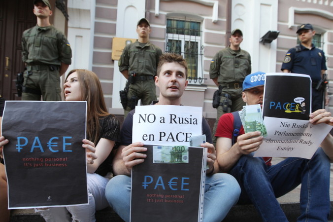 Ukraińscy działacze wykrzykują hasła podczas wiecu przeciwko powrotowi Rosji do Zgromadzenia Parlamentarnego Rady Europy (PACE), przed ambasadą włoską, Kijów, Ukraina, 25.06.2019 r. (STEPAN FRANKO/PAP/EPA)