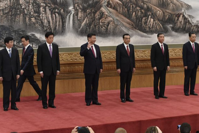 Prezydent Chin Xi Jinping (pośrodku) i inni nowi członkowie Stałego Komitetu Biura Politycznego Komunistycznej Partii Chin (od lewej): Wang Huning, Han Zheng, Li Zhanshu, Li Keqiang, Wang Yang, Zhao Leji podczas spotkania z prasą w Wielkiej Hali Ludowej w Pekinie, 25.10.2017 r.<br/>(WANG ZHAO/AFP/Getty Images)