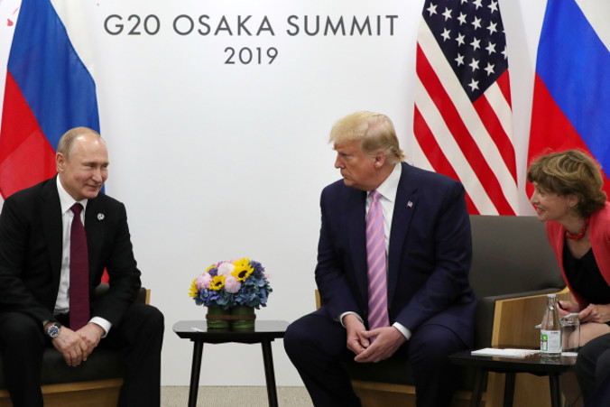 Prezydent USA Donald J. Trump (po prawej) i prezydent Rosji Władimir Putin spotkali się w kuluarach szczytu G20 w Osace, Japonia, 28.06.2019 r. (MICHAEL KLIMENTYEV/SPUTNIK/KREMLIN /POOL/PAP/EPA)