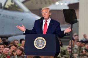Prezydent USA Donald J. Trump przemawia podczas spotkania z żołnierzami Sił Stanów Zjednoczonych w Korei (USFK) w bazie lotniczej Osan w Pyeongtaek, Gyeonggi-do, Korea Płd., 30.06.2019 r. (KIM MIN-HEE/PAP/EPA)