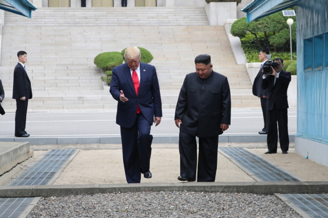 Prezydent USA Donald J. Trump z przywódcą Korei Płn. Kim Dzong Unem przekracza Wojskową Linię Demarkacyjną na południową stronę we wsi Panmundżom w strefie zdemilitaryzowanej, która oddziela Koreę Płn. i Koreę Płd., 30.06.2019 r. (YONHAP/PAP/EPA)