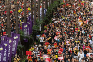 Protestujący uczestniczą w dorocznym marszu prodemokratycznym w Hongkongu w 22. rocznicę przekazania Chinom miasta przez Wielką Brytanię, 1.07.2019 r. (Philip Fong/AFP/Getty Images)