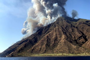 Włochy: 1 osoba zginęła, 2 ranne w wyniku wybuchu wulkanu na Stromboli
