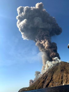 Erupcja wulkanu na wyspie Stromboli, Włochy, 3.07.2019 r. (ANSA/PAP/EPA)