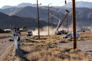 Pracownicy naprawiają linie energetyczne po ich uszkodzeniu podczas trzęsienia ziemi w Trona, Kalifornia, USA, 4.07.2019 r. (ETIENNE/PAP/EPA)