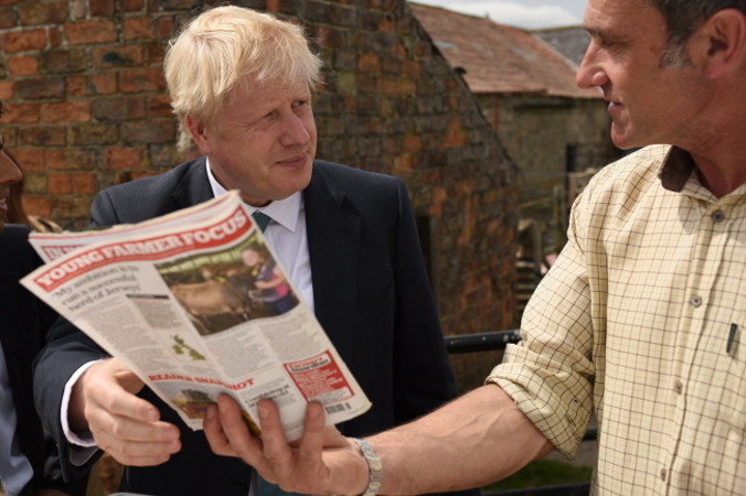 Ubiegający się o przywództwo brytyjskiej Partii Konserwatywnej Boris Johnson (po lewej) podczas wizyty w gospodarstwie Nosterfield niedaleko Ripon, w północno-wschodniej Anglii, 4.07.2019 r. (OLI SCARFF/POOL/PAP/EPA)