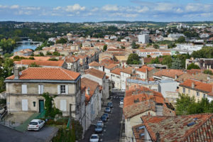 Dachy domów w Angoulême i rzeka Charente widziane z bulwaru Pasteura, Angoulême, Charente, Francja (JLPC / Wikimedia Commons, CC BY-SA 3.0 / <a href="https://commons.wikimedia.org/w/index.php?curid=37211202">Wikimedia</a>)