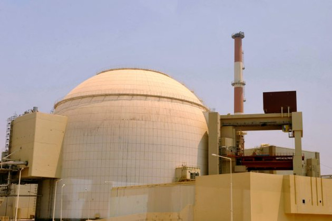 Materiał informacyjny dostarczony przez Iran International Photo Agency, IIPA, przedstawia budynek reaktora elektrowni atomowej w mieście Buszehr w południowym Iranie, 21.08.2010 r. (fot. IIPA via Getty Images)