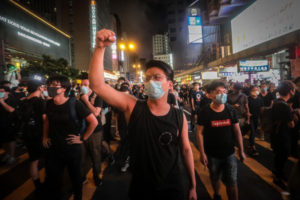 Protestujący gestykuluje podczas starć z policją w dystrykcie Mong Kok po demonstracji na stacji kolejowej West Kowloon, protesty przeciwko planowanej nowelizacji ustawy ekstradycyjnej, Hongkong, 7.07.2019 r. (VIVEK PRAKASH/AFP/Getty Images)