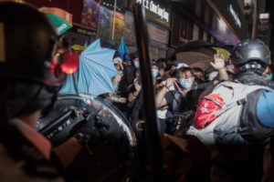Protestujący krwawi z rany głowy, starcia z policją w dzielnicy Mong Kok po demonstracji na stacji kolejowej West Kowloon, protesty przeciwko planowanej nowelizacji ustawy ekstradycyjnej, Hongkong, 7.07.2019 r. (Chris McGrath/Getty Images)