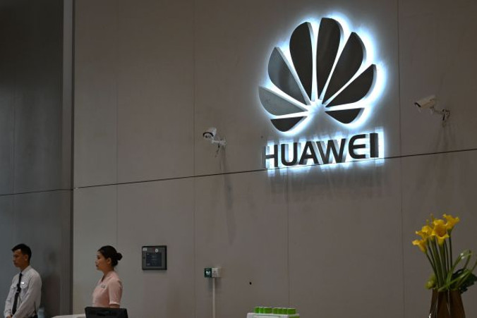 Logo firmy wyświetlone w recepcji siedziby Huawei w Shenzhen, prowincja Guangdong w Chinach, 29.05.2019 r. (HECTOR RETAMAL/AFP/Getty Images)