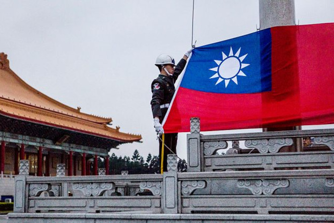 Gwardia honorowa przygotowuje się do podniesienia flagi Tajwanu na placu przed Chiang Kai-shek Memorial Hall przed wyborami prezydenckimi w Tajpej, 14.01.2016 r. (Ulet Ifansasti / Getty Images)