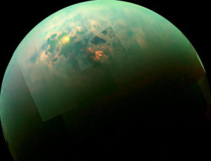 Mozaika w sztucznych kolorach, utworzona z danych w podczerwieni zebranych przez sondę Cassini NASA, ujawnia różnice w składzie materiałów powierzchniowych wokół jezior węglowodorowych na Tytanie, największym księżycu Saturna (<a href="http://photojournal.jpl.nasa.gov/catalog/PIA17470">NASA</a> / <a href="https://commons.wikimedia.org/w/index.php?curid=36570613">domena publiczna</a>)