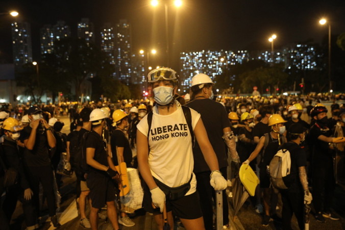 Protestujący przeciwko planom nowelizacji prawa o ekstradycji zbierają się podczas wiecu w Sha Tin, Hongkong, 14.07.2019 r. (JEROME FAVRE/PAP/EPA)