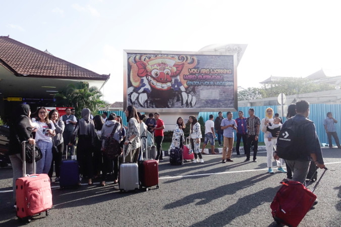 Po trzęsieniu ziemi pasażerowie zbierają się na otwartym terenie na międzynarodowym lotnisku Ngurah Rai na Bali, Indonezja, 15.07.2019 r., wydane 16.07.2019 r. (STR/PAP/EPA)