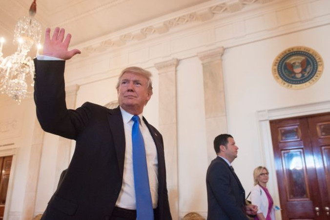 Prezydent Stanów Zjednoczonych Donald Trump przechodzi przez Cross Hall po wydarzeniu Made in America, Biały Dom w Waszyngtonie, 19.07.2017 r. (Saul Loeb/AFP/Getty Images)
