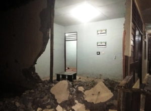 Zdjęcie z materiałów informacyjnych udostępnionych przez indonezyjską Krajową Radę ds. Zarządzania Katastrofami (Badan Nasional Penanggulangan Bencana, BNPB) pokazuje uszkodzony posterunek policji po trzęsieniu ziemi o magnitudzie 7,3 w Saketa, South Halmahera, Indonezja, 14.07.2019 r. (BNPB/HANDOUT/PAP/EPA)
