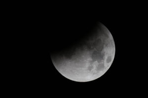 Postępujące zaćmienie Księżyca obserwowane w Polsce we wrześniu 2015 r. (Jarosław Jasiński – zasoby prywatne, CC0 / <a href="https://commons.wikimedia.org/w/index.php?curid=43790253">Wikimedia</a>)