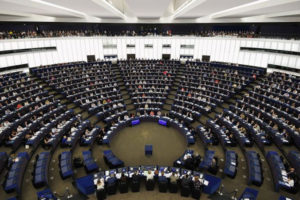 Członkowie Parlamentu Europejskiego biorą udział w głosowaniu podczas sesji plenarnej w PE w Strasburgu, Francja, 18.07.2019 r. (FREDERICK FLORIN/AFP/Getty Images)