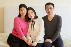 Rodzina Li Fuyao, od lewej: Wang Huijuan, Li Fuyao i Li Zhenjun, w domu w Queens, Nowy Jork, 8.01.2017 r. Rodzina uciekła z Chin w 2014 r. po długich latach tortur za praktykowanie Falun Gong (Samira Bouaou / Epoch Times)