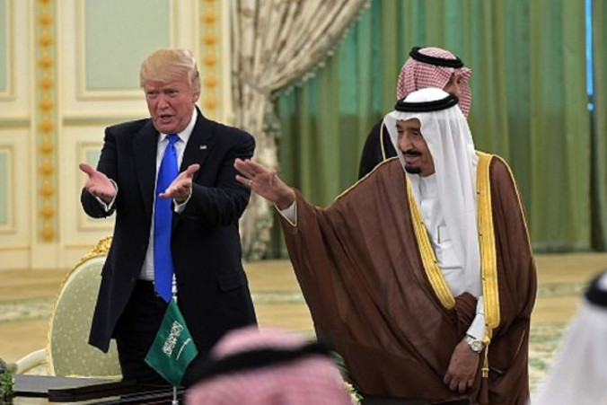 Prezydent Donald Trump i król Arabii Saudyjskiej Salman ibn Abd al-Aziz Al Su’ud podczas ceremonii w saudyjskim Sądzie Królewskim w Rijadzie 20.05.2017 r. (Mandelngan/AFP/Getty Images)