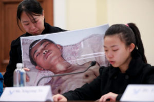 Xu Xinyang, po prawej, 17-letnia dziewczyna, której ojciec, na zdjęciu, zmarł w wyniku tortur, jakie przeżył w Chinach z powodu swojej wiary w Falun Gong, przemawia na forum „Pogorszenie sytuacji praw człowieka i ruchu Tuidang w Chinach”, ang. „Deteriorating Human Rights and Tuidang Movement in China”, obok stoi jej matka Chi Lihua, Kapitol w Waszyngtonie, 4.12.2018 r.<br/>(Samira Bouaou / The Epoch Times)