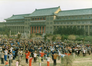 Setki praktykujących Falun Gong zebrało się rano na Geology Plaza w Changchun, maj 1998 r. – przed rozpoczęciem prześladowań zainicjowanych i kierowanych przez Jiang Zemina, ówczesnego przywódcę KPCh (©<a href="http://en.minghui.org/html/articles/2012/7/9/134354.html">Minghui</a>)