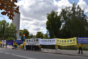 Od 20 lat trwają w Chinach prześladowania Falun Gong przez chiński reżim. Na zdjęciu praktykujący tę dyscyplinę duchową przed Kancelarią Sejmu RP podczas cichego apelu, Warszawa, 18.07.2019 r. (Alina Zhang / The Epoch Times)