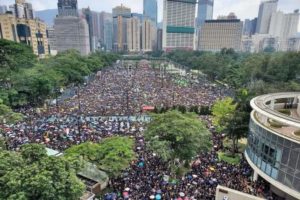 Protestujący zbierają się w Victoria Park w Hongkongu, 16.06.2019 r. (Li Yi / The Epoch Times)