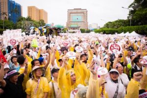 Protestujący organizują wiec przeciwko tajwańskim mediom propekińskim, Tajpej, Tajwan, 23.06.2019 r. (Chen Pochou / The Epoch Times)