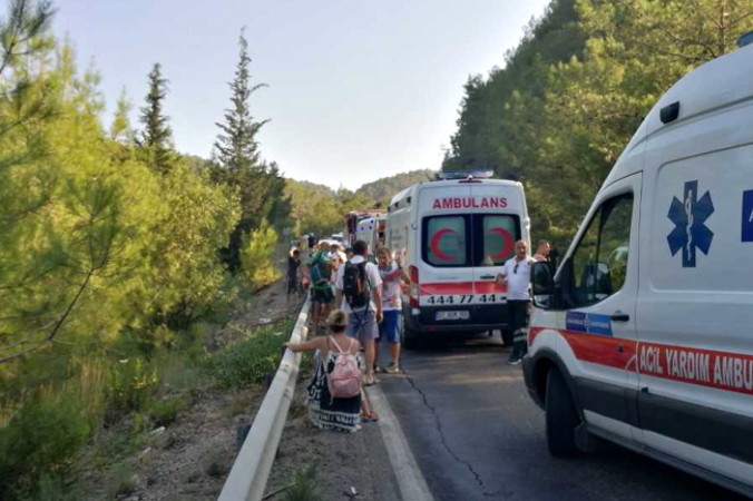 Służby ratunkowe pomagają ofiarom wypadku autokaru w miejscowości Kemer w prowincji Antalya, 490 km na południe od Ankary, Turcja, 23.07.2019 r. (ANADOLU AGENCY/PAP/EPA)