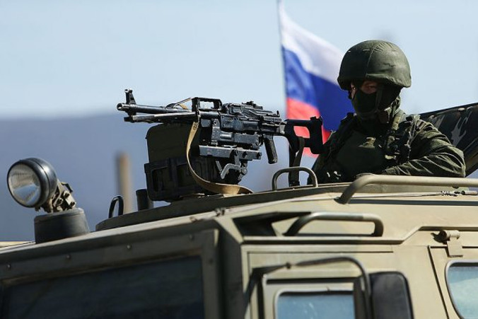 Rosyjski paramilitarny patrol poza ukraińską bazą wojskową w miejscowości Perevalne w pobliżu Symferopolu na Krymie, 11.03.2014 r. (Spencer Platt / Getty Images)