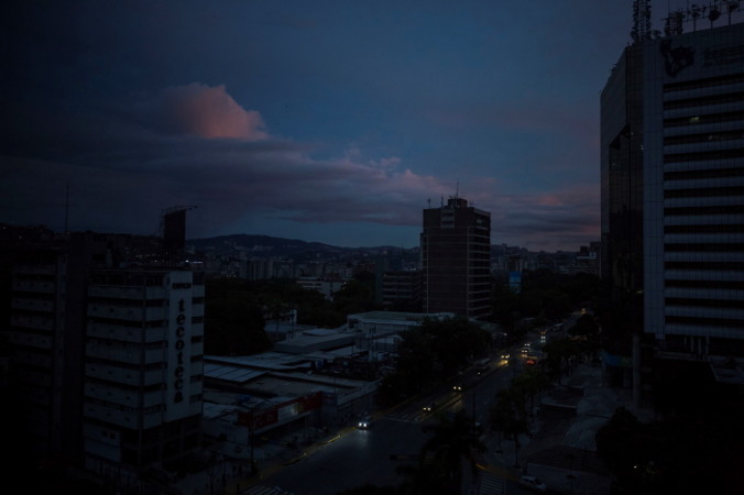 Aleja w Caracas podczas przerwy w dostawie prądu, Wenezuela, 22.07.2019 r. (MIGUEL GUTIERREZ/PAP/EPA)