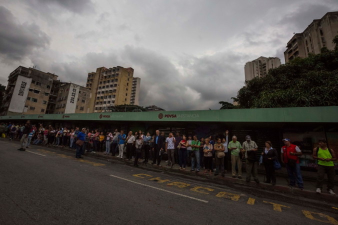 Ludzie czekają na ulicy podczas przerwy w dostawie prądu w Caracas, Wenezuela, 22.07.2019 r. (MIGUEL GUTIERREZ/PAP/EPA)