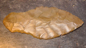 W Jaskini nad Huczawą w Tatrach Bielskich archeolodzy odkryli kilkadziesiąt ostrzy kamiennych lub ich fragmentów sprzed kilkunastu tysięcy lat. Na zdjęciu ilustracyjnym nóż z krzemienia, Czechy, miejsce bliżej nieoznaczone (Michal Maňas – praca własna, CC BY 4.0 / <a href="https://commons.wikimedia.org/w/index.php?curid=1042790">Wikimedia</a>)