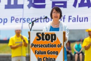 Dr Yuhua Zhang, której mąż Zhenyu Ma jest więziony w Chinach, przemawia w 19. rocznicę rozpoczęcia prześladowań Falun Gong 20 lipca 1999 r., przy pomniku Waszyngtona, Waszyngton, 19.07.2018 r. (Mark Zou / The Epoch Times)