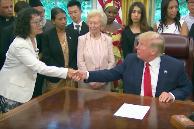 Prezydent Donald Trump ściska dłoń Zhang Yuhua, praktykującej Falun Gong, która ocalała z prześladowań w Chinach, Biały Dom, 17.07.2019 r. (Screenshot / The White House)