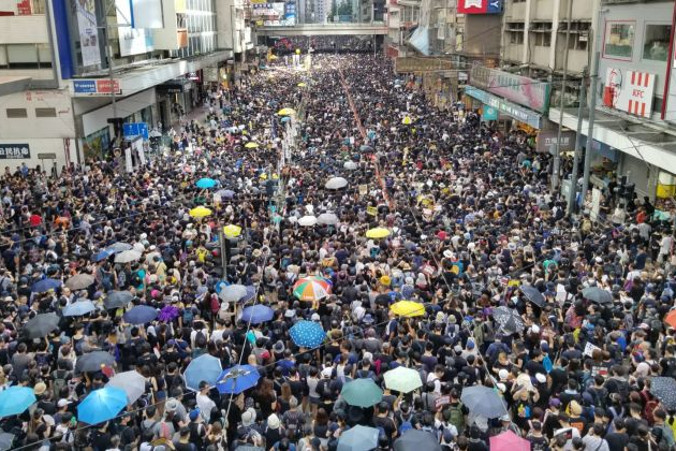 430 000 Hongkończyków wyszło na ulice miasta, wzywając do przeprowadzenia śledztwa w sprawie nadmiernego użycia siły przez policję podczas wcześniejszych demonstracji, Hongkong, 21.07.2019 r. (Song Bilong / The Epoch Times)